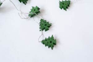 Nexos 59049 Vianočná dekoratívna reťaz HOLZ – zelené stromčeky – 10 LED